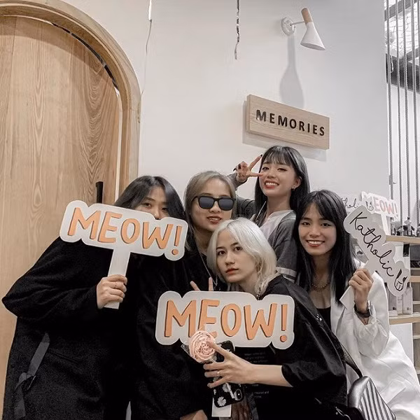 Ngày khai trường, rất đông game thủ, streamer nổi tiếng trong làng eSports Việt hội tụ chúc mừng bà chủ nhỏ đa tài này.