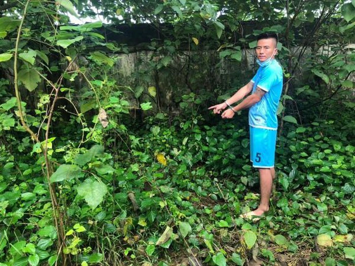 Trên đường bỏ trốn, Hân vất mỗi chỗ một dụng cụ, tang vật nhằm gây khó khăn cho lực lượng truy bắt, truy tìm