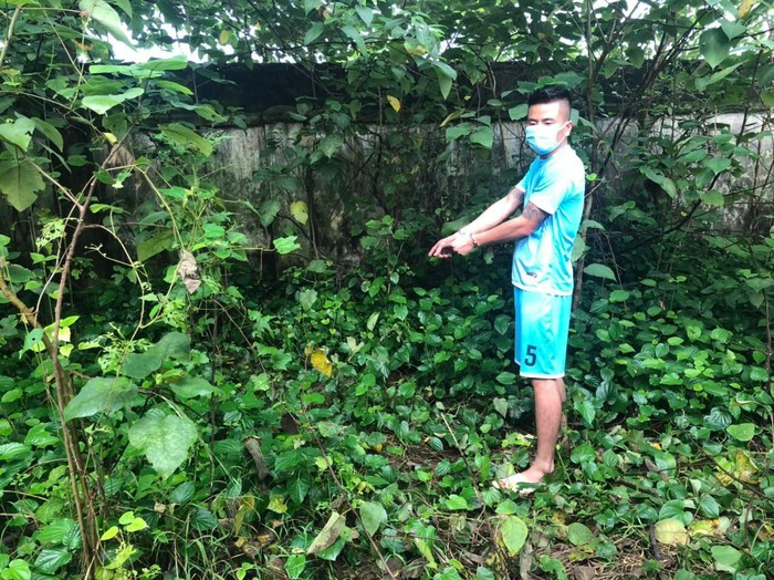 Từng lùm cây ngọn cỏ nơi Hân phi tang vật chứng cũng được các trinh sát lùng tìm để thu hồi chứng cứ