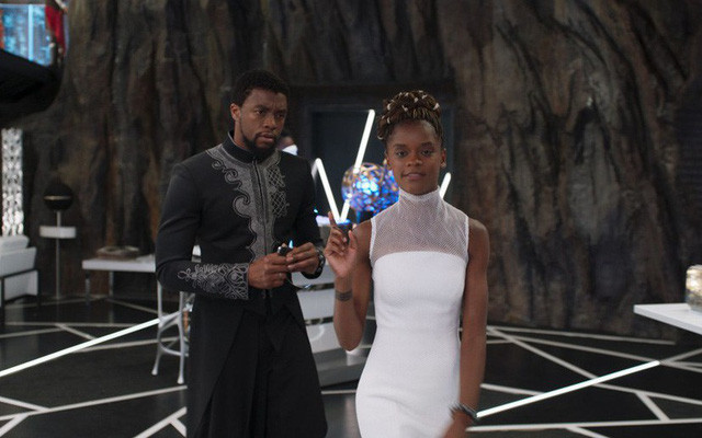 Trong phim bạn sẽ không khỏi ấn tượng khi chứng kiến các cuộc gọi điện thoại giữa các thành viên trong Wakanda hiển thị người gọi lên không trung. Đó là hình ảo 3 chiều, giúp tái hiện người thật thông qua thiết bị hiện đại có tên gọi là chuỗi hạt Kimoyo.