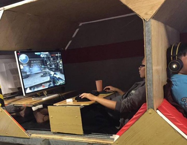 Ít ai biết rằng tại Việt Nam cũng có một quán net siêu dị nhưng là mơ ước của mọi game thủ cho phép trải nghiệm chơi game...trong kén. Một quán net tại quận 8, Sài Gòn thiết kế chỗ ngồi chơi theo dạng cái kén đầy ấm cúng và thoải mái.