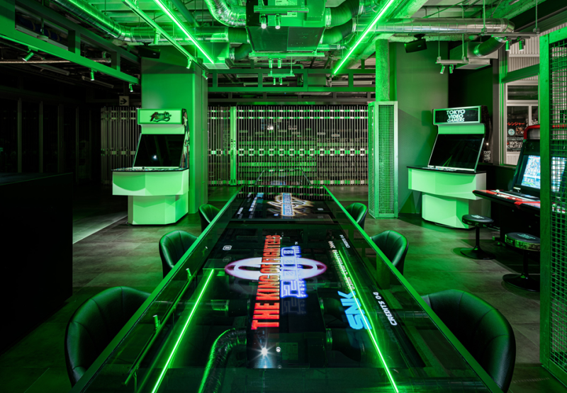 Không chỉ có những thùng máy, hầu hết vật phẩm tại đây như đế lót và ly nước cũng mang concept game. Chỉ cần gọi một món nước bất kỳ, các game thủ sẽ được thỏa sức thưởng thức những tựa game huyền thoại như Guilty Gear, Street Fighters, Metal Slug...