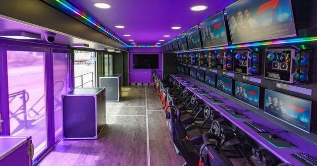 Tiệm net di động mang dáng dấp của một chiếc xe tải được thiết kế bởi hãng công nghệ Cooler Master mang lại cho game thủ những trải nghiệm chẳng kém những cyber game 5 sao.