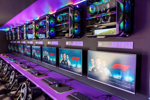 Tựa game chủ đạo của sự kiện lần này là F1 2018 nhưng bạn hoàn toàn có thể trải nghiệm những trò chơi khác nếu muốn.