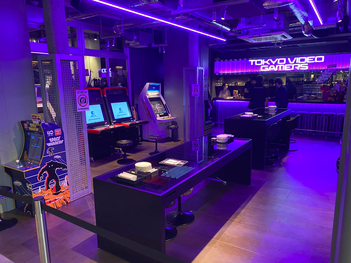 Quận Akihabara của thành phố Tokyo mới đây xuất hiện một quán net cực dị có tên Tokyo Video Gamer. Với thiết kế trông như một quán bar, ít ai ngờ rằng bên trong là không gian chứa đầy những thùng máy chơi game huyền thoại.