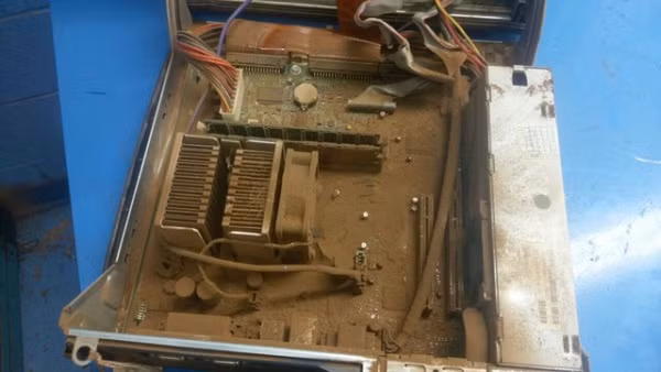 Hoảng hồn bộ case máy tính bẩn nhất thế giới, lớp bụi vàng khiến người ta liên tưởng đến lớp kim loại bị han gỉ.