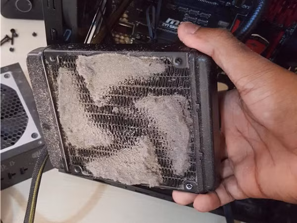 Không vệ sinh PC thường xuyên sẽ tạo ra môi trường làm việc chứa đầy vi khuẩn có hại và rất dễ bị chập điện.