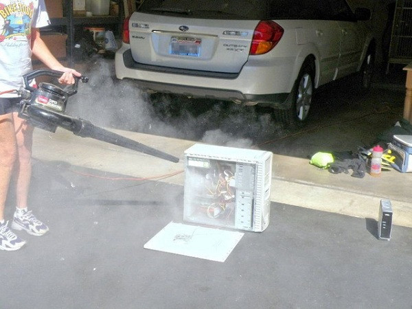 Bộ case này bẩn đến mức phải đem ra vệ sinh bằng máy thổi lá như thế này.