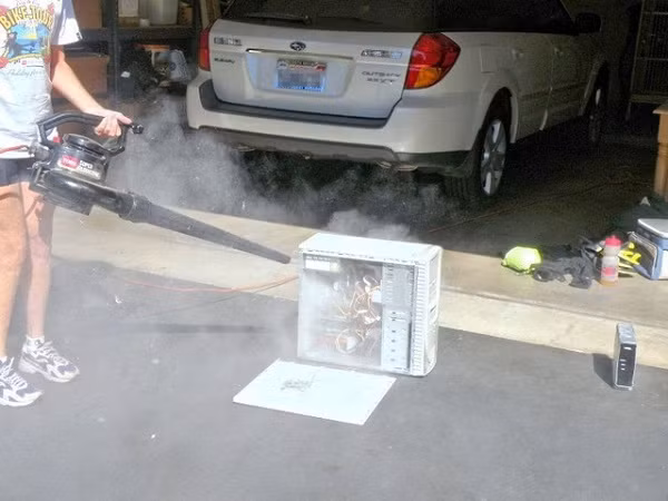 Bộ case này bẩn đến mức phải đem ra vệ sinh bằng máy thổi lá như thế này.