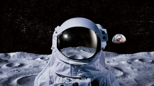 Mặt khác, nghiên cứu của Viện Max Planck cho thấy trung tâm Ngân Hà lại có mùi giống như quả mâm xôi. Nguyên nhân được cho là bởi có nhiều ethyl formate trong khu vực, chúng cũng là thành phần hóa học của quả mâm xôi.