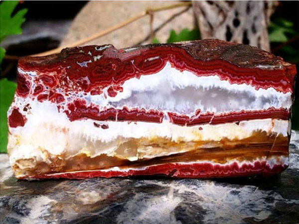 Miếng bánh red velvet đầy ngọt ngào này chỉ là một viên đá đặc biệt.