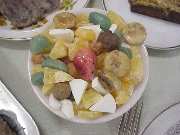 Sau khi hình ảnh viên đá kỳ lạ gây bão, nhiều người đã chia sẻ sự trùng hợp kỳ lạ giữa các khối tinh thể đá và thực phẩm. Những viên đá giống đồ ăn đến mức nếu bạn đang đói hoa mắt thì sẽ không nghĩ ngợi nhiều mà bỏ chúng vào miệng, như đĩa trái cây đá này chẳng hạn.