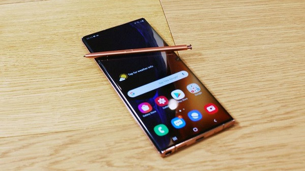 Thử nghiệm độ cứng Knoop (sử dụng mũi kim cương để làm trầy xước), kính Gorilla Glass Victus chỉ bị trầy xước nhẹ với tải trọng 8 Newton, trong khi các mẫu kính cạnh tranh khác chịu lực kém hơn một nửa.