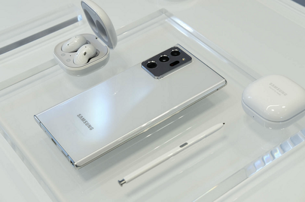 Nguồn tin từ Wired cho biết, Samsung đang hợp tác chặt chẽ với Corning để tích hợp kính Gorilla Glass lên các điện thoại thông minh có thể gập lại của hãng.