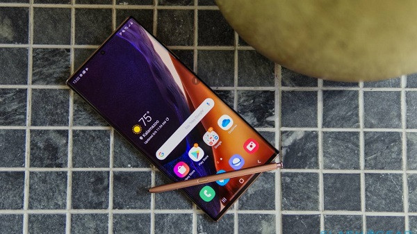 Galaxy Z Fold2 ra mắt cùng bộ đôi Galaxy Note20 tuy không được trang bị loại kính này nhưng nhiều khả năng nó sẽ được tích hợp trên mẫu máy kế nhiệm, dự kiến sẽ ra mắt sớm nhất vào năm 2021.
