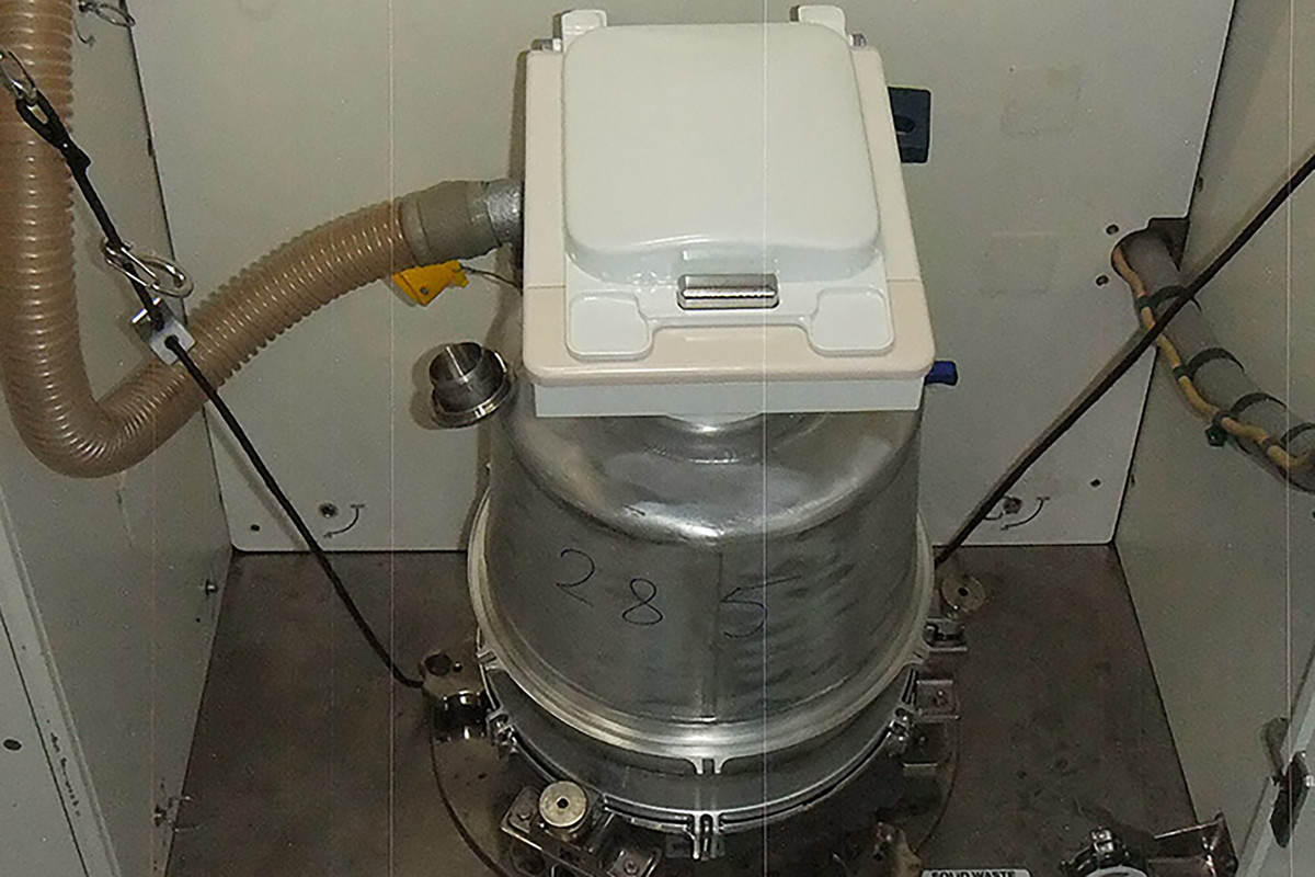 Các phi hành gia sử dụng một phễu được trang bị quạt hút nước tiểu trong nhà vệ sinh tại ISS. Theo cách này, nước tiểu không thể thoát ra trong không khí đang ở nơi không có trọng lực.