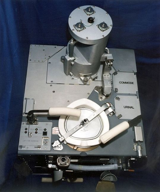 Thiết kế tiên tiến của toilet vũ trụ ''thế hệ mới'' này bao gồm phễu hút nước tiểu và phần bệ ngồi được chế tạo để phù hợp hơn cho các phi hành nữ. Đặc biệt, nó cũng tích hợp 2 quạt bằng titan, được phát triển bởi hãng Collins Aerospace, có nhiệm vụ tạo ra luồng khí cực mạnh để "hút" nước tiểu và chất thải vào trong toilet.