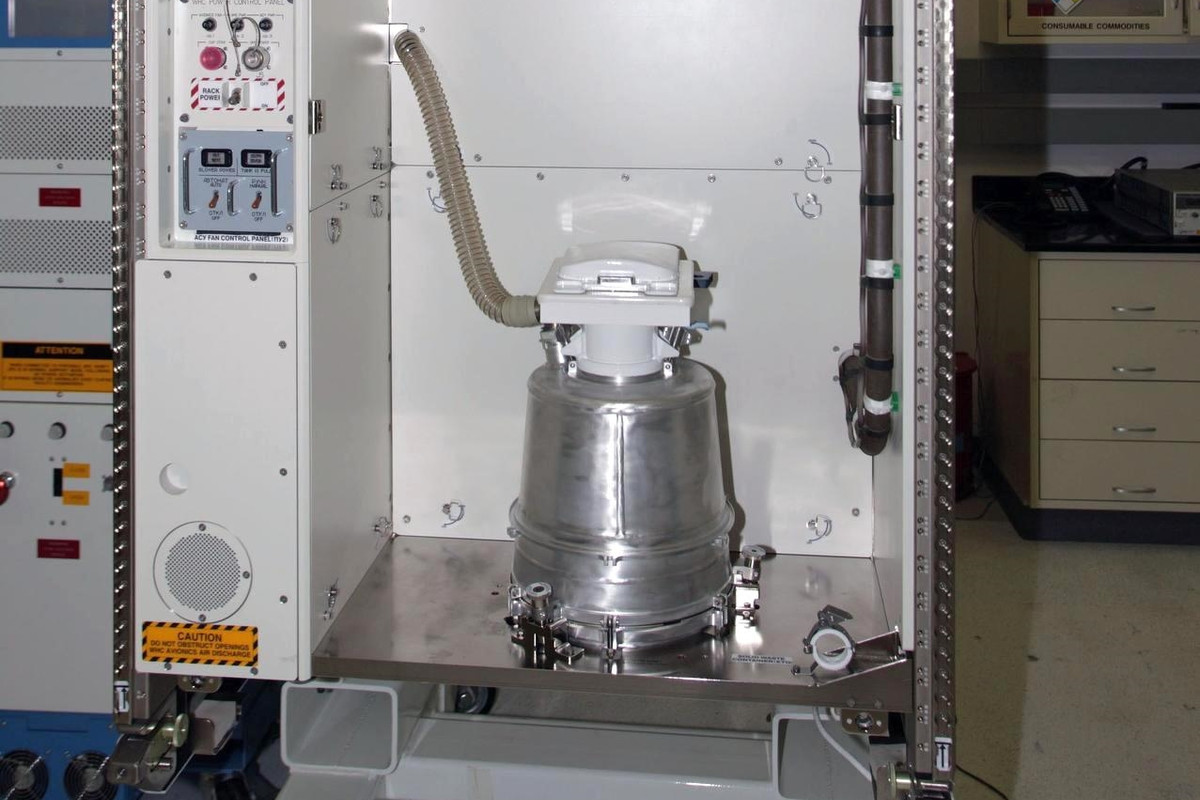 Trước đó, các phi hành gia trên trạm vũ trụ ISS sử dụng nhà vệ sinh trị giá 19.000 USD, được phía Nga lắp ráp. Ngoài hai nhà vệ sinh này, trạm còn có một nhà vệ sinh trên tên lửa Soyuz, nhưng chỉ có thể được sử dụng khi đang trên hành trình bay.