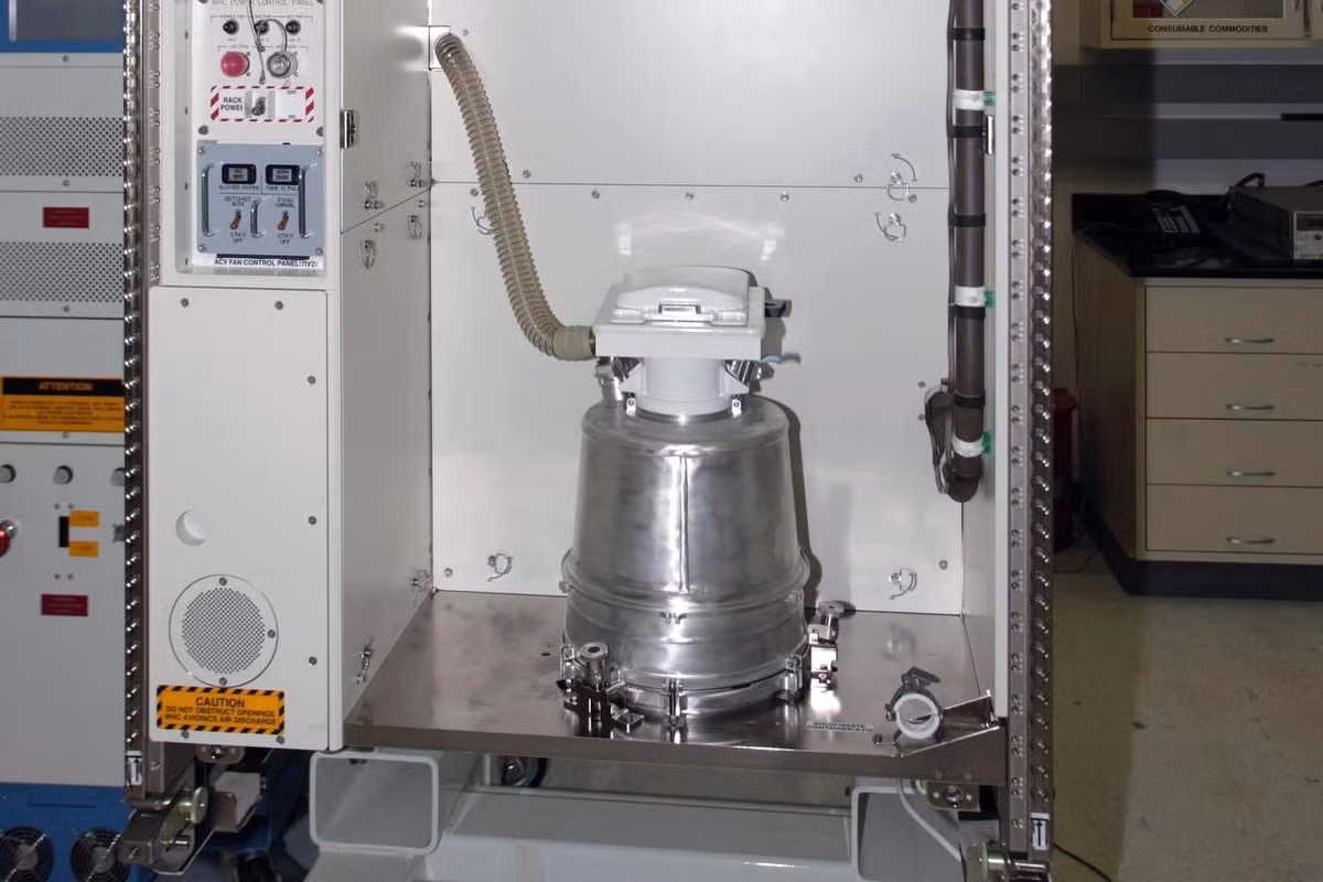 Trước đó, các phi hành gia trên trạm vũ trụ ISS sử dụng nhà vệ sinh trị giá 19.000 USD, được phía Nga lắp ráp. Ngoài hai nhà vệ sinh này, trạm còn có một nhà vệ sinh trên tên lửa Soyuz, nhưng chỉ có thể được sử dụng khi đang trên hành trình bay.