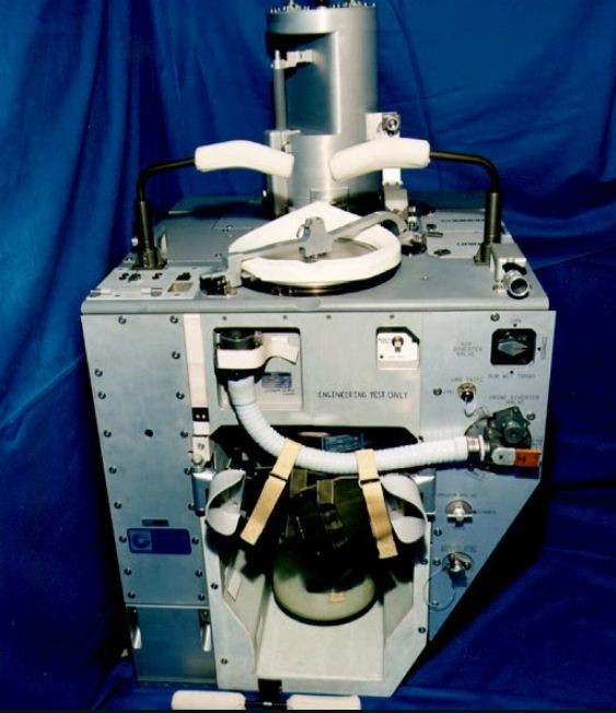 Nó có chiều cao khoảng 71cm, hoạt động hoàn toàn tự động, thay vì phải bật – tắt thủ công như các mẫu toilet hiện có trên trạm ISS.