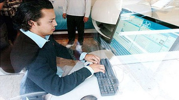 Norman Perez, 24 tuổi đến từ Burbank, Calif đã ngồi trước máy tính trong vòng 4 ngày để thiết lập kỷ lục thế giới "Người ngồi gửi tin nhắn trên máy tính thời gian lâu nhất". Trong tổng số 96 giờ, anh chỉ nghỉ 5 phút mỗi giờ đồng hồ.