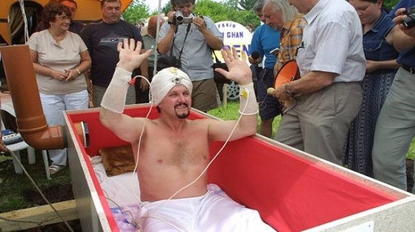 "Điên rồ'' không kém là kỷ lục của ông Zdenek Zahradka đến từ Cộng hòa Séc. Người đàn ông này vẫn sống sót sau 10 ngày bị chôn sống trong 1 chiếc quan tài dưới lòng đất mà không hề có thức ăn hay nước uống, ngoại trừ một ống thở được kết nối với thế giới bên ngoài.