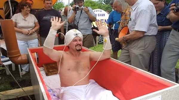 "Điên rồ'' không kém là kỷ lục của ông Zdenek Zahradka đến từ Cộng hòa Séc. Người đàn ông này vẫn sống sót sau 10 ngày bị chôn sống trong 1 chiếc quan tài dưới lòng đất mà không hề có thức ăn hay nước uống, ngoại trừ một ống thở được kết nối với thế giới bên ngoài.