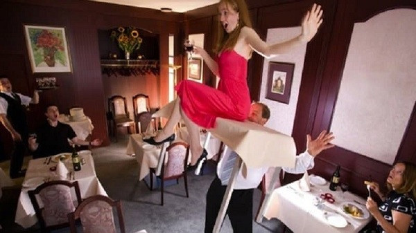 Năm 2008, Georges Christen đến từ Luxembourg được Guiness công nhận khi dùng răng của mình khênh một chiếc bàn đi xa tới 11,8m. Không chỉ mang một mình cái bàn nặng 12kg, mà thậm chí anh còn có thể khênh nó trong khi một cô gái 50kg vẫn đang ngồi trên đó.