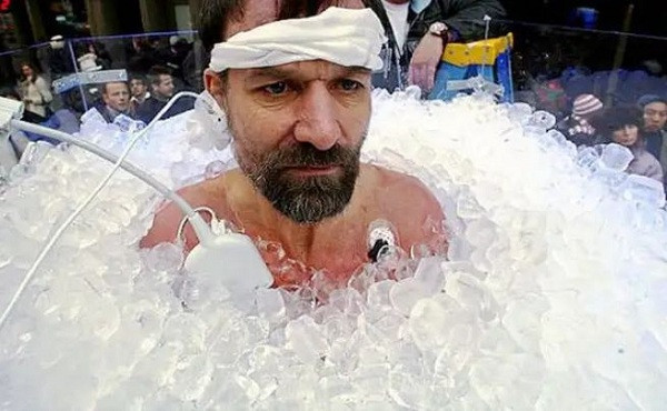 Một trong những kỷ lục điên rồ nhất của con người là ngâm mình trong băng. Wim Hof ở Hà Lan được biết tới với tên "Người băng" khi lập kỷ lục người tiếp xúc với nhiệt độ lạnh lâu nhất trên thế giới trong 1 giờ 42 phút 22 giây.