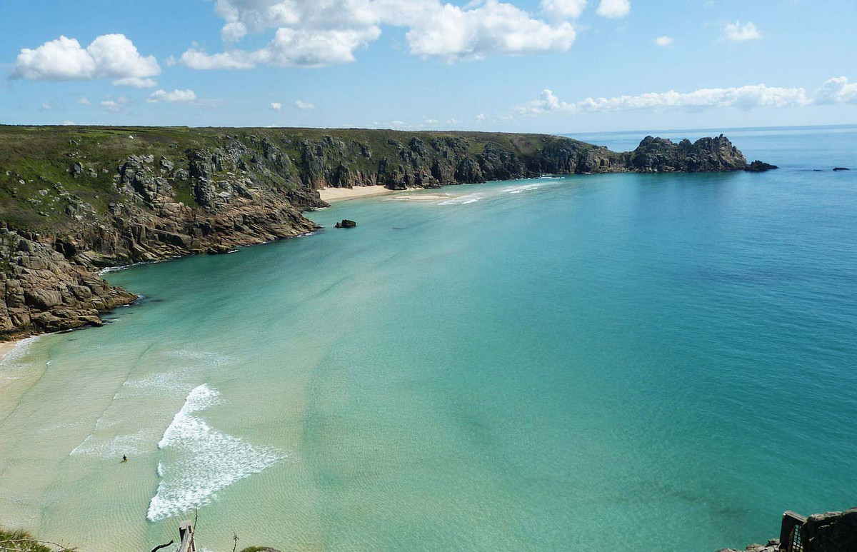 Một bãi biển ở Portlevene (thuộc Cornwall, vương quốc Anh) xảy ra hiện tượng kỳ lạ khi một dòng thủy triều bất ngờ dâng lên và cuốn hết sạch lớp cát. Sau khi nó rút xuống, bãi biển chỉ còn lại đá và sỏi, lớp cát siêu to khổng lồ được trở về như chưa từng bị cuốn đi chỉ vài giờ sau đó.