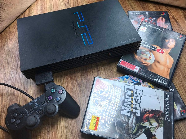 Năm 2000, Sony giới thiệu máy chơi game thành công nhất mọi thời đại, PlayStation 2 (PS2). Trong suốt 16 năm trước khi ngừng bán, Sony đãtiêu thụ tới 155 triệu máy PS2, nhiều gấp 6 lần so với đối thủ cùng thời là Xbox của Microsoft.