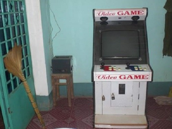 Vào thời bấy giờ, hình ảnh cũng như âm thanh của hàng loạt những game từ đua xe, bắn súng,...trên chiếc máy chơi game thùng luôn là thứ hấp dẫn trẻ em nhất. Ngoài các gia đình đủ điều kiện sắm một máy điện tử thùng thế này thì trung tâm thương mại chính là điểm đến lý tưởng.