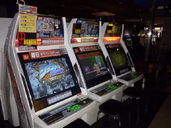 Không chỉ có các tựa game gay cấn, lý do khiến cho những địa điểm chơi game thùng thu hút được rất nhiều người chính là bầu không khí tại đây. Chắc hẳn nhiều game thủ phải thừa nhận rằng cảm giác khi chơi game thùng luôn rất thoải mái và vui nhộn chứ chẳng hề ''hardcore'' như trên PC hay console.