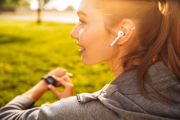 Về sau, Steve Jobs cũng đồng ý với quan điểm của Ive và đó là lý do những chiếc tai nghe Apple luôn có màu trắng, cho dù thiết kế/chức năng của chúng có thể đã có nhiều thay đổi.