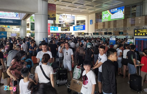 Duong bang Noi Bai va Tan Son Nhat un tac, nhieu chuyen bay bi huy