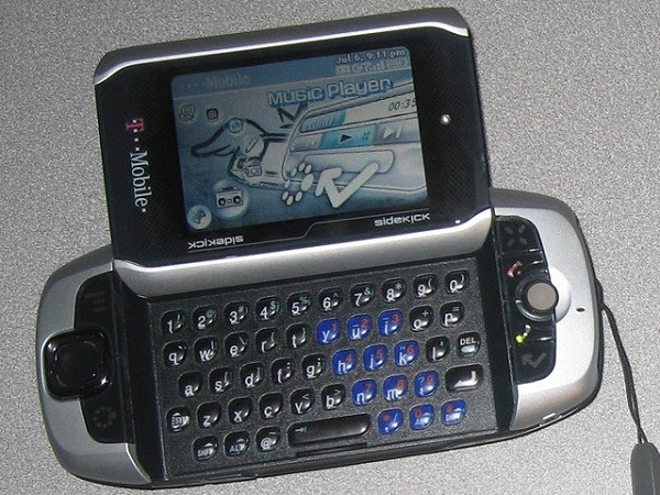 T-Mobile Sidekick 3, mẫu máy điện thoại màn hình trượt ra mắt năm 2006 từng là mơ ước của nhiều dân mê công nghệ tại Mỹ. Tính năng nhắn tin văn bản trên điện thoại này mở ra gợi ý phát triển của nhiều hãng về tin nhắn như Skype, Viber…