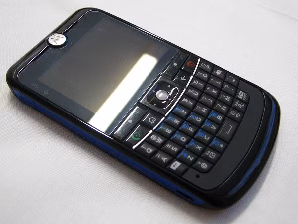 Năm 2005, Motorola đã làm được chiếc Motorola Q - thiết bị có bàn phím QWERTY mỏng nhất thế giới. Ngày ấy, đây từng là chiếc điện thoại "thống trị" thế giới với máy ảnh 1,3MP, hỗ trợ 3G, Bluetooth, khe cắm thẻ nhớ và máy nghe nhạc.