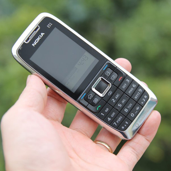 Nokia E51 (2000). Tính năng gửi tin nhắn và thư điện tử thông minh được tích hợp trong chiếc Nokia E51 kiểu dáng đẹp và hiệu quả, Nokia E51 được xem như là giải pháp email cho doanh nhân rất tiện ích khi thiết bị ra mắt.