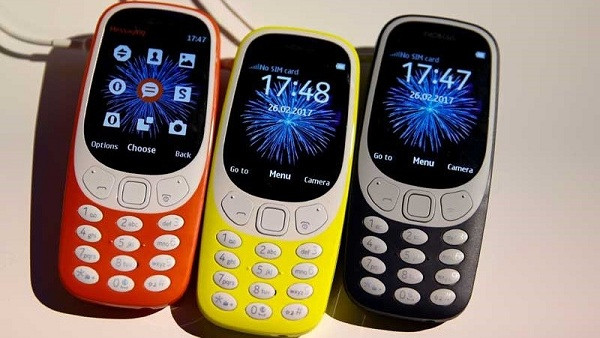 Quay trở lại những năm 2000, thời kỳ hoàng kim của Nokia với chiếc Nokia 3310 bán ra hơn 125 triệu chiếc, thậm chí từng được "hồi sinh" vì quá nhiều người yêu thích. Đây là thiết bị được mệnh danh “trâu bò” nhất về độ bền, thời lượng pin của Nokia.