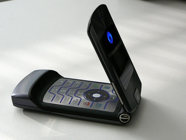 Motorola RAZR (2004) nắp gập, bàn phím kim loại và đèn nền ấn tượng từng là niềm tự hào của những người dùng điện thoại di động thời xưa.