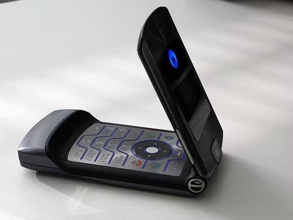 Motorola RAZR (2004) nắp gập, bàn phím kim loại và đèn nền ấn tượng từng là niềm tự hào của những người dùng điện thoại di động thời xưa.