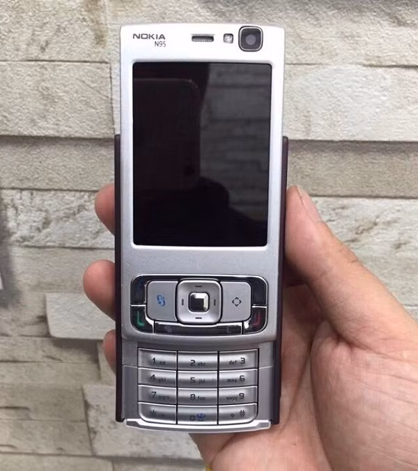 Nhắc đến thời kỳ của những chiếc điện thoại nắp trượt, không thể bỏ qua Nokia N95. Điện thoại thông minh này chạy hệ điều hành Symbian v9.2, sử dụng dạng trượt hai hướng để truy cập đến phím chơi nhạc hoặc bàn phím và cho trải nghiệm chụp ảnh hết sức ấn tượng.