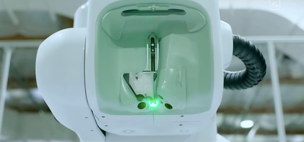 Cỗ máy được trang bị hiện đại đến mức phần đầu kim cũng được lắp thiết bị phát tia laser phục vụ quá trình phẫu thuật.