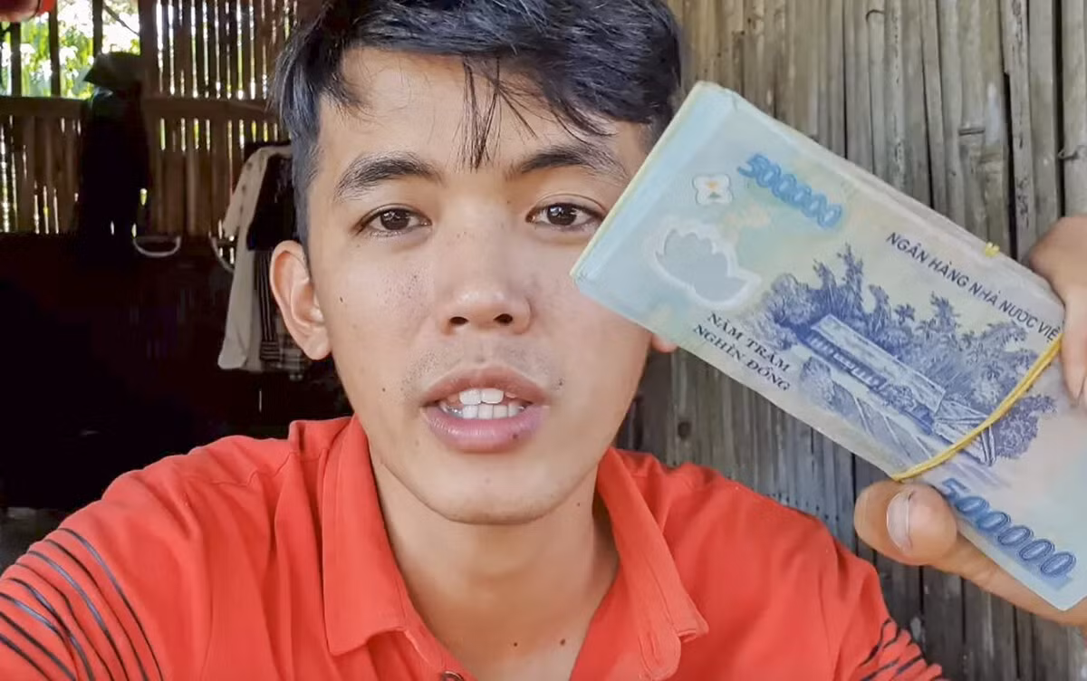 Ngoài ra, Sang Vlog cho biết bản thân mình cũng dùng số tiền kiếm được để hỗ trợ, làm từ thiện. Hành động này của anh chàng nhận được những phản hồi tích cực từ cư dân mạng và người hâm mộ.