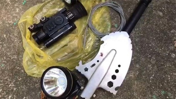 Trước đó, vào khuya 13/7, tổ tuần tra cơ động số 3 thuộc hạt kiểm lâm đi tuần tra từ trung tâm vườn đến khu vực Núi Tượng thì phát hiện 4 người khả nghi nên đã xông tới khống chế. Tuy nhiên các đối tượng dùng bình xịt hơi cay chống trả rồi nhanh chóng tẩu thoát, dù ổ tuần tra đã nổ 2 phát súng chỉ thiên cảnh cáo.