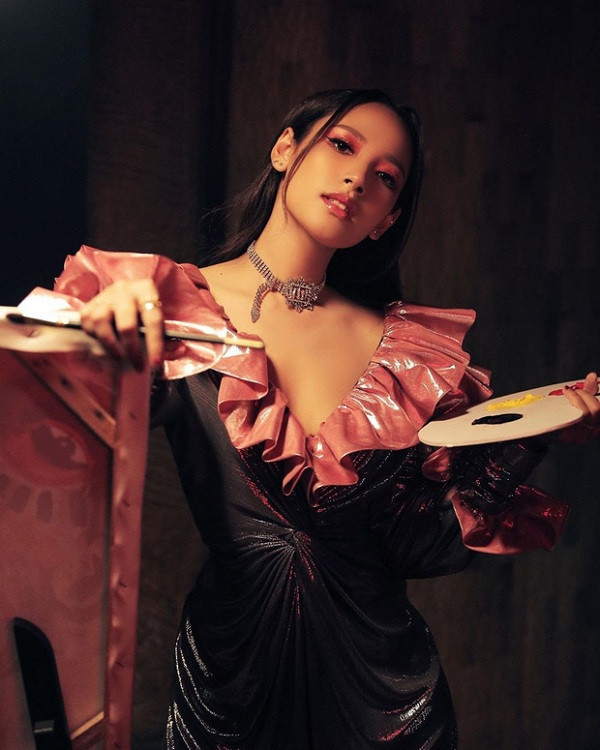 Facebook của cô nàng đang sở hữu hơn 265.000 người theo dõi, Instagram là 103.000 followers.