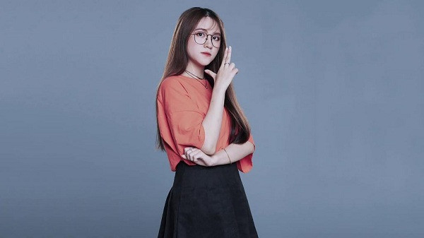 Nữ streamer đang sở hữu fanpage 1,2 triệu người theo dõi cùng kênh YouTube 1,06 triệu lượt đăng ký.