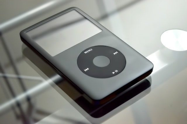 Shayer mô tả, các kỹ sư này muốn thêm một số phần cứng tùy chỉnh vào iPod và ghi dữ liệu từ phần cứng tùy chỉnh này vào đĩa của iPod theo cách không dễ bị phát hiện. Nhưng nó vẫn phải trông và hoạt động như một chiếc iPod bình thường.