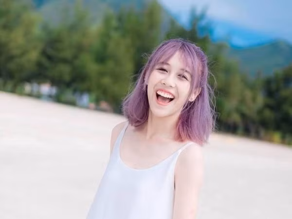 Nổi tiếng từ những ca khúc nhạc chế hài hước và độc đáo cùng sự đầu tư nghiêm túc cho video của mình, Hậu Hoàng hiện nằm trong top 12 kênh có số lượng đăng ký lớn nhất và là kênh có lượng lượt xem trung bình mỗi video cao nhất.