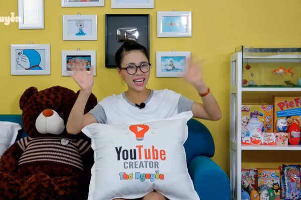 Nhắc đến những nữ Youtuber nhiều người theo dõi nhất Việt Nam không thể bỏ qua Thơ Nguyễn - thần tượng của nhiều em nhỏ. Kênh Youtube của Thơ Nguyễn hướng tới đối tượng trẻ em, với nội dung mang tính giải trí như review đồ chơi, hướng dẫn nấu các món ăn đơn giản, hướng dẫn làm đồ chơi handmade, các thử thách vui nhộn,….